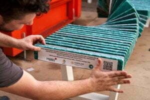 banco con basuras marinas